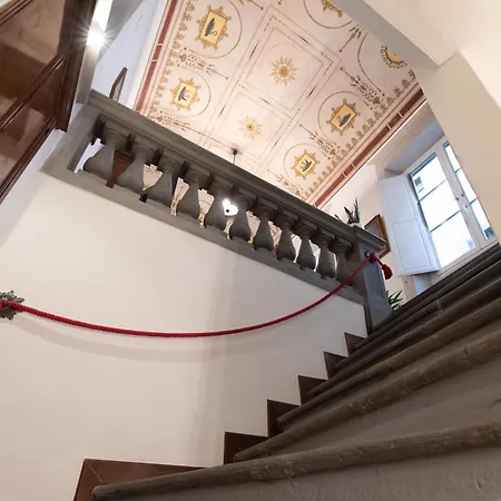Santo Spirito Frescoed 6 Sleeps Apartment Florence