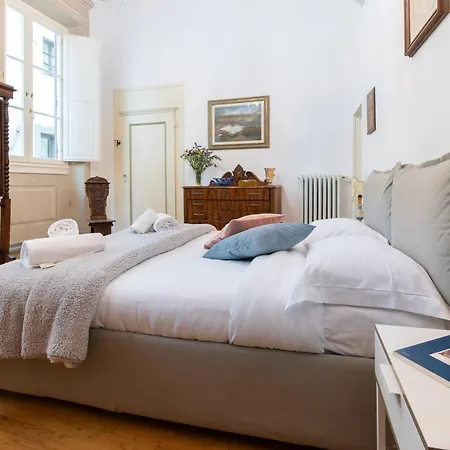Santo Spirito Frescoed 6 Sleeps Apartment *